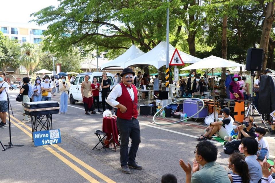 端午連假，水交社文化園區舉辦欣賞懷舊眷村電影、市集和馬戲街頭展演等。（記者林雪娟攝）