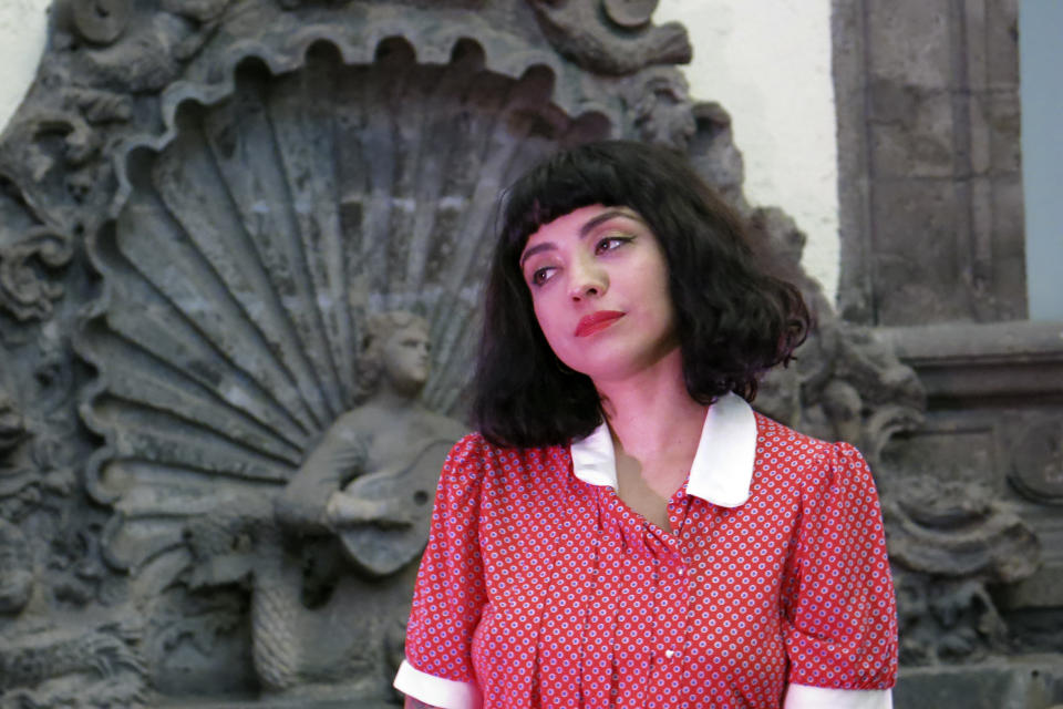 La cantante chilena Mon Laferte habla durante una conferencia de prensa para promover su exposición "Gestos" en el patio del Museo de la Ciudad de México el miércoles 11 de marzo de 2020. Cerca de 70 obras de Mon Laferte con varias técnicas entre tinta, óleo y acrílico se presentarán del 12 de marzo al 12 de abril en la muestra. (Foto AP/Berenice Bautista)