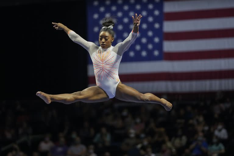 Simone Biles realiza su rutina de barra de equilibrio durante la competencia de gimnasia clásica de EE. UU. En Indianápolis, el sábado 22 de mayo de 2021. (Foto AP / AJ Mast)