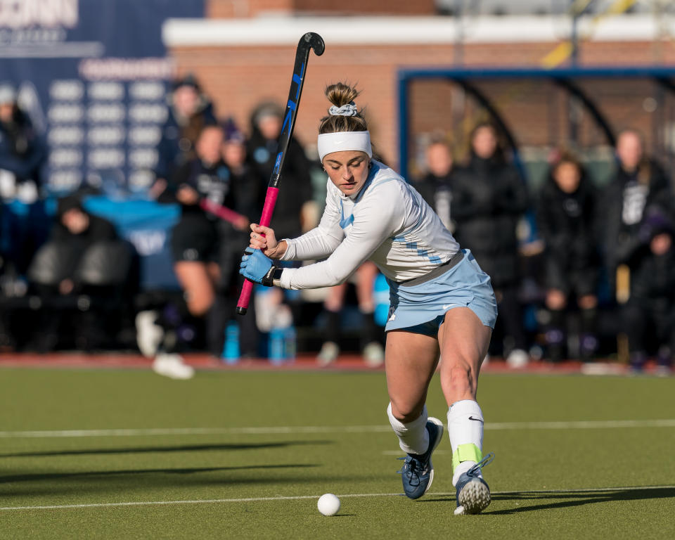 STORRS, CT - 20 DE NOVIEMBRE: Erin Mattson #1 de la Universidad de Carolina del Norte toma un chasquido durante el Campeonato de Hockey de Campo de la División I de la NCAA de 2022 entre Northwestern y Carolina del Norte en el Complejo Sherman el 20 de noviembre de 2022 en Storrs, Connecticut.  (Foto de Andrew Katsampes/ISI Photos/Getty Images).