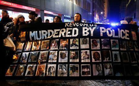 Manifestantes en Chicago denuncian el abuso policial y casos de muertes de personas a manos de la Policía. (Reuters)