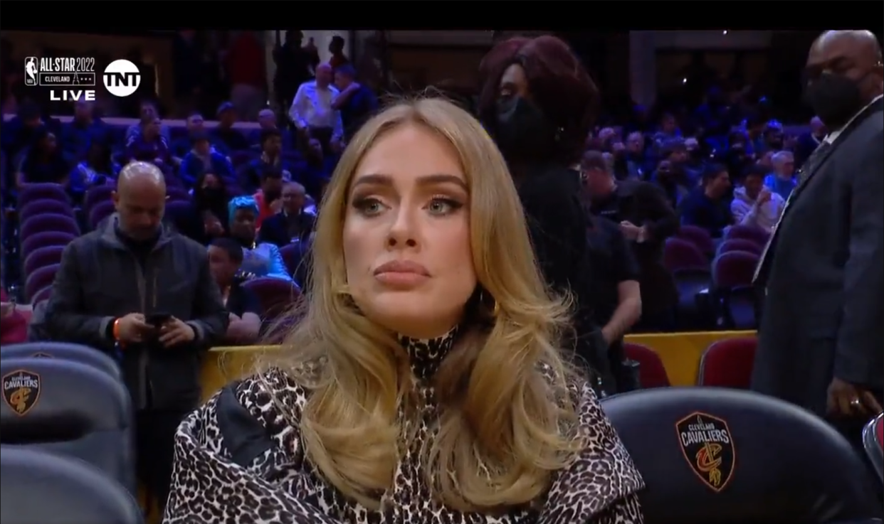 La vidéo d’Adele lors d’un match de NBA est devenue mème.

