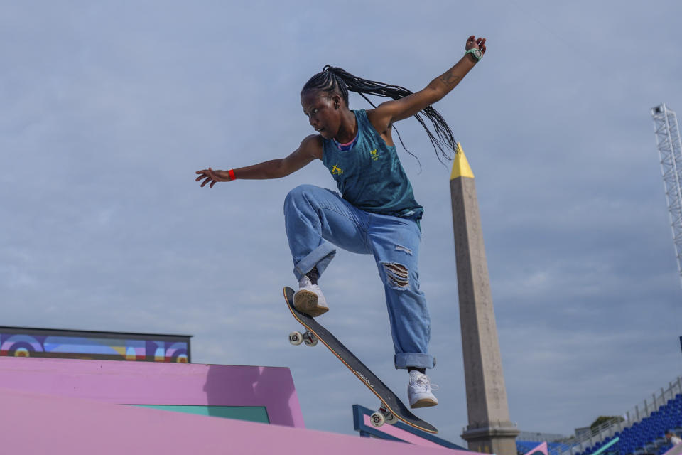 La sudafricana Boipelo Awuah practica en el escenario del skateboarding de calle de los Juegos Olímpicos de París frente a la Plaza de la Concordia, el jueves 25 de julio de 2024. (AP Foto/Frank Franklin II)