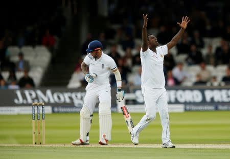 Britain Cricket - England v Sri Lanka - Third Test - Lord’s - 12/6/16 Sri Lanka’s Angelo Mathews celebrates after he gets England’s Alex Hales out for LBW Action Images via Reuters / Andrew Boyers