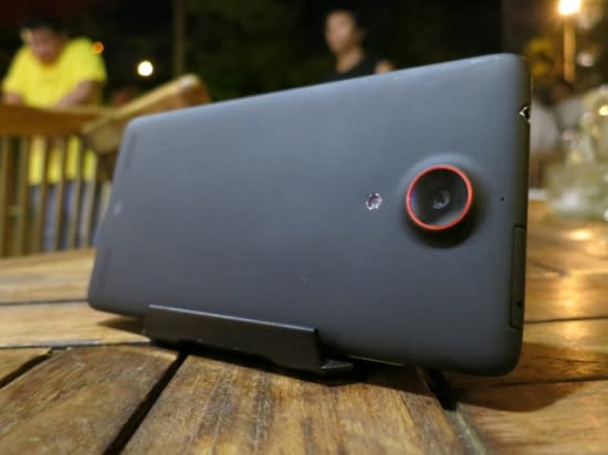 Nubia Z5 背面看起來很簡約，是由義大利設計大師 Stefano Giovannoni 與 ZTE 合作設計的；相機是火山口造型，有點似曾相識，相機搭載 1300 萬畫素背照式感光元件、5 片鏡片 Konica Minolta 鏡頭、藍寶石鏡片、IR 濾光片，旁邊有 LED 閃光燈和抗噪麥克風。