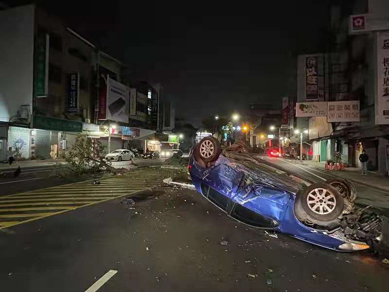 酒駕衝分隔島翻車撞樹　賠3棵送法辦