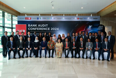 Members of the Asian Institute of Chartered Bankers (AICB)’s Chief Internal Auditors Networking Group (CIANG), with Datuk Wan Suraya Wan Mohd Radzi, Auditor-General of Malaysia; Tan Sri Azman Hashim, FCB, Chairman, Asian Institute of Chartered Bankers; Edward Ling, Chief Executive Officer of the Asian Institute of Chartered Bankers; and Shamsul Bahrom, CB, Chairman of AICB’s CIANG.