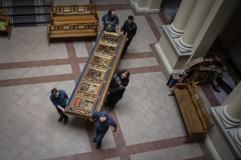 2022年3月4日，烏克蘭西部大城利沃夫（Lviv）的博物館人員們，為避免館藏遭戰火波及，緊急撤離館內文物，並裝設相關防護措施。（AP）