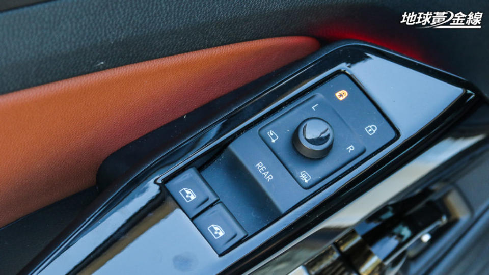 與ID.3相同，駕駛座側的車窗控制面板只有兩個升降按鈕，如果要控制後窗需要按下寫有「REAR」字樣的區域。(攝影/ 陳奕宏)