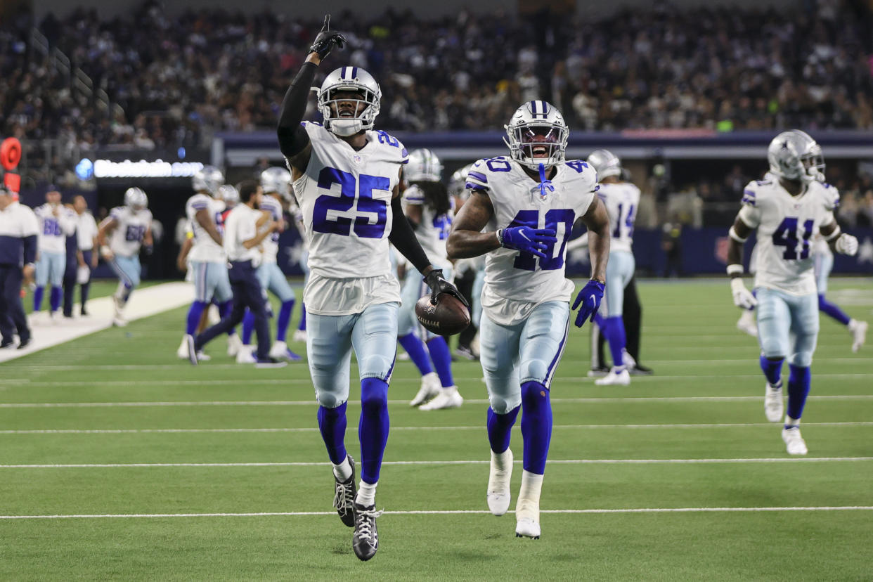 El esquinero de los Dallas Cowboys, Nahshon Wright (25), celebra después de interceptar a Juanyeh Thomas (40) durante el partido entre los Dallas Cowboys y los Seattle Seahawks. (Foto: Matthew Pearce/Icon Sportswire vía Getty Images)