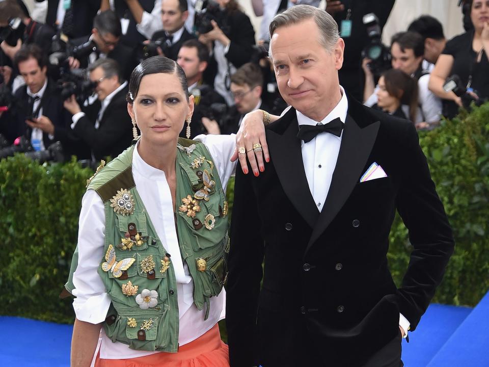 Jenna Lyons and Paul Feig pose on the steps of the Met