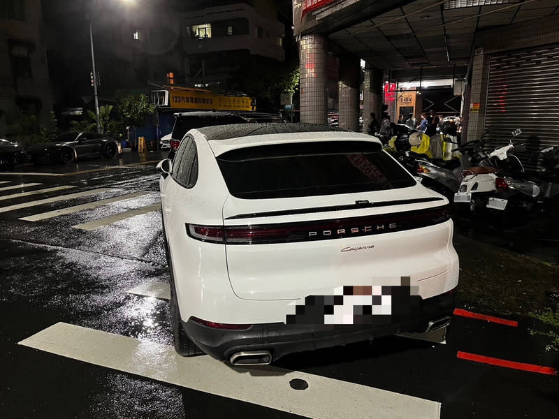 保時捷車主買假車牌上路  違停遭查獲 高雄警方22日凌晨行經一處路口發現多輛車違停，其 中一輛保時捷牌照應已吊扣，詢問車主確認是遭扣牌 後上網購買偽造車牌，依法送辦。 （高市新興警分局提供） 中央社記者洪學廣傳真  113年9月22日 