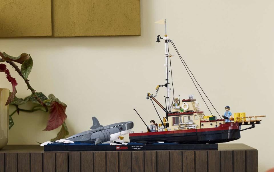 LEGO estrenará en agosto una película de Tiburón que simula el enfrentamiento final a bordo del barco de Quint