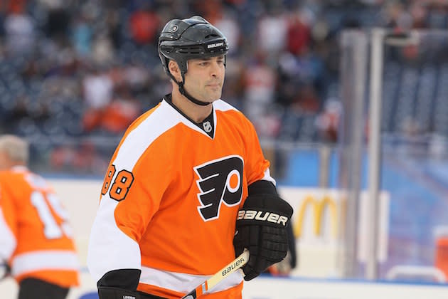 PHILADELPHIA, PA - DECEMBER 31: Eric Lindros #88 of the Philadelphia Flyers warms up before playing against the New York Rangers during the 2012 Bridgestone NHL Winter Classic Alumni Game on December 31, 2011 at Citizens Bank Park in Philadelphia, Pennsylvania. (Photo by Jim McIsaac/Getty Images)