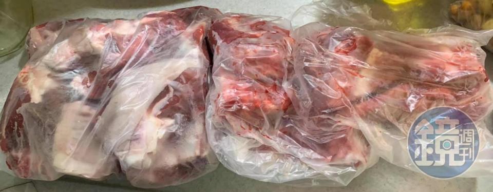 準備羊肉4斤，一包前腿、一包後腿。