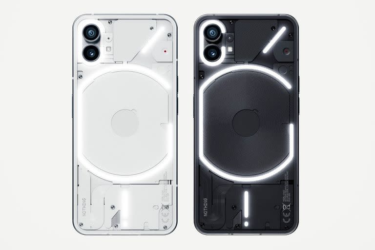 Los dos colores del Nothing Phone (1) y su círculo, que se ilumina para mostrar notificaciones y sirve de luz de relleno para las fotoss
