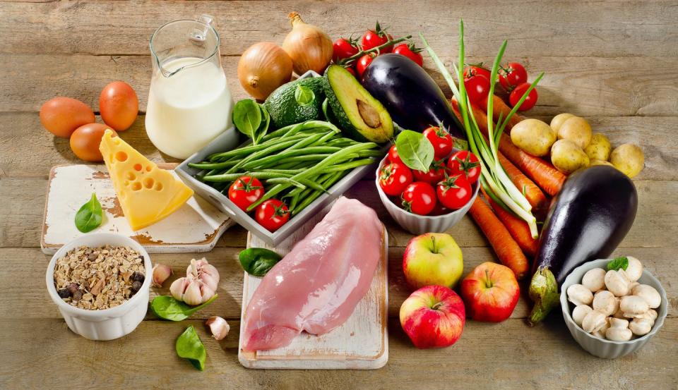   <span class="attribution"><a class="link " href="https://www.shutterstock.com/es/image-photo/fresh-vegetables-meats-healthy-diet-on-376549960" rel="nofollow noopener" target="_blank" data-ylk="slk:Shutterstock / Tatjana Baibakova;elm:context_link;itc:0;sec:content-canvas">Shutterstock / Tatjana Baibakova</a></span>