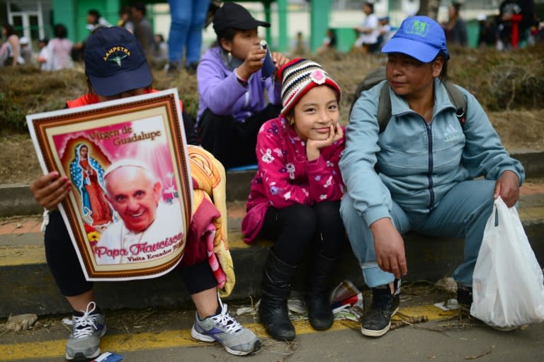 Faithful await for the passage of Pope Francis in Quito, on July 7, 2015