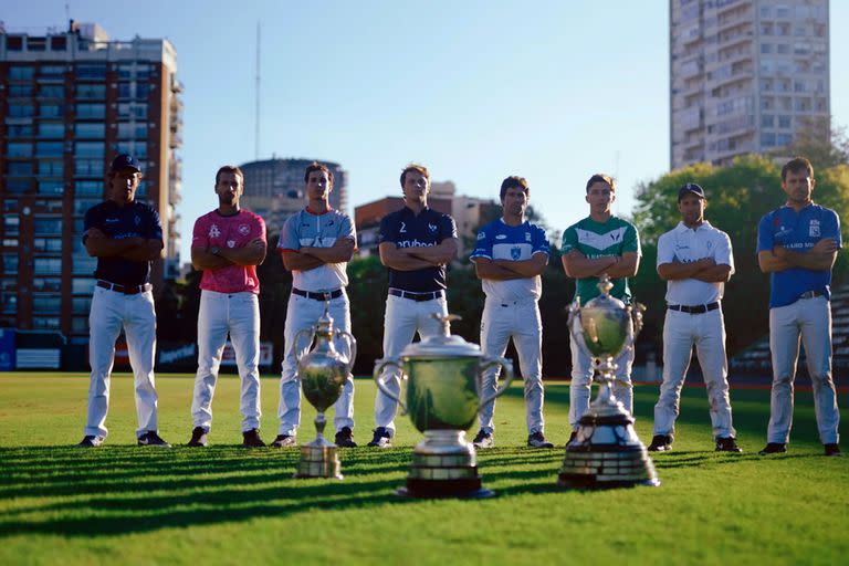 Alejo Taranco (La Dolfina-Brava), Tomás García del Río (Alegría), Santiago Loza (La Irenita), Alfredo Bigatti (La Ensenada), Hilario Ulloa (Ellerstina), Bartomomé Castagnola (h., La Natividad), Francisco Elizalde (La Dolfina) y Facundo Sola (Murus Sanctus), con las copas de Tortugas, Palermo y Hurlingham, en la cancha 1 del Campo Argentino de Polo.