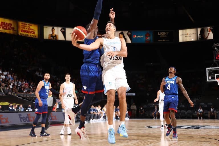 Lanzamiento al aro de Luis Scola durante el partido que disputan Argentina y Estados Unidos