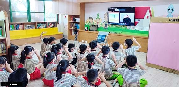 南市教育局與國教署試辦臺灣手語直播共學，確認各項執行面向，為手語教育推動提前做準備。（記者李嘉祥攝）
