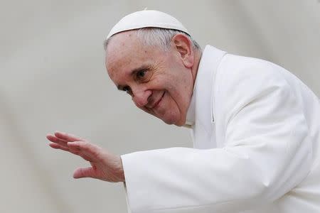 El papa Francisco saluda a su llegada a una audiencia en la plaza de San Pedro en el Vaticano. El líder de la Iglesia ortodoxa rusa inicia el jueves una visita a Cuba, un día antes de una reunión en La Habana con el Papa Francisco en la que tendrán la oportunidad de abordar las profundas diferencias de más de 1.000 años entre la rama occidental y oriental del cristianismo. REUTERS/Giampiero Sposito