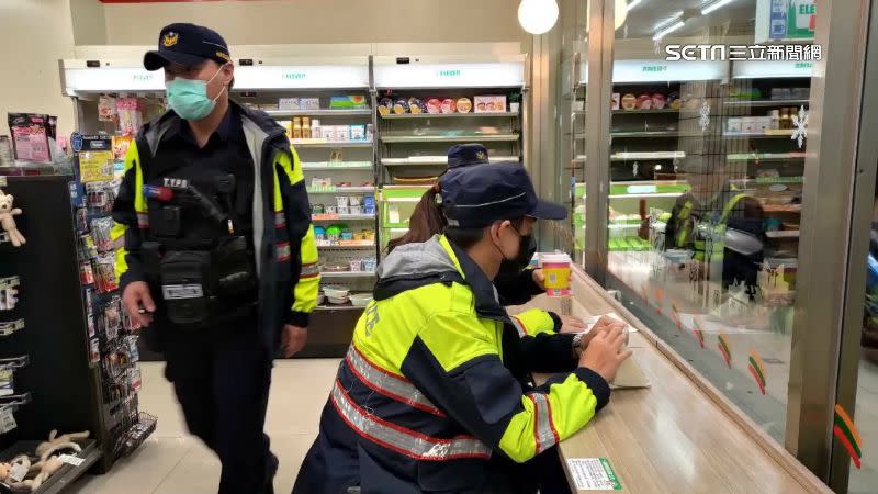 近期超商暴力事件頻傳，桃園警方為提升見警率，鼓勵員警夜間巡邏於超商內用餐。