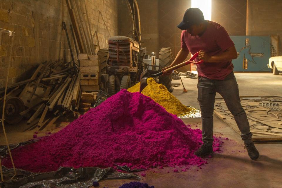 Habitantes del poblado de Tlaxcoapan, Hidalgo, luchan por mantener vigente la llamada "Fiesta de Espigas", para pedir por las lluvias para la cosecha, en esta festividad los pobladores hacen portadas de trigo y tapetes de colores.