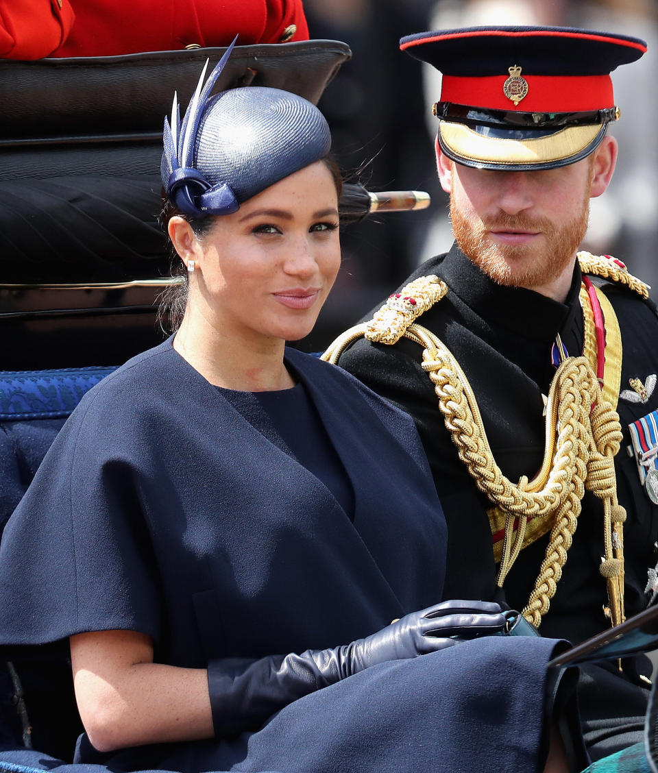 Herzogin Meghan entschied sich für ein navyblaues Ensemble von Givenchy (Bild: Getty Images)