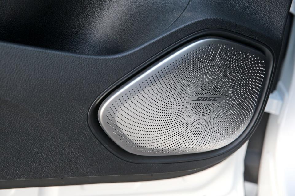 HS PHEV車型增添標配的Bose劇院級環繞音響(9支揚聲器+Richbass重低音)。