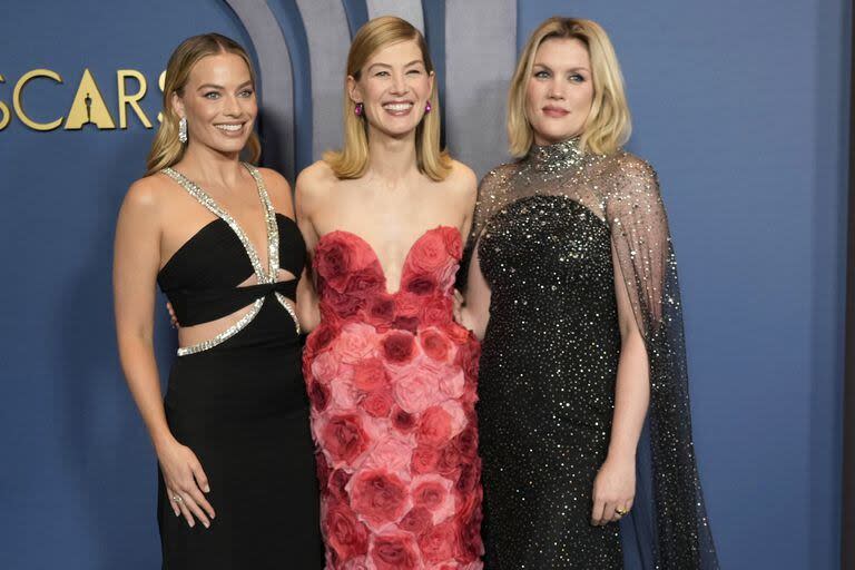 Margot Robbie, Rosamund Pike y Emerald Fennell no tuvieron problemas en posar juntas en la previa a la entrega de premios. La protagonista de Barbie compartió un momento con la actriz principal y la directora de Saltburn