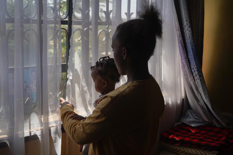 Muriel y su hija en el refugio Kara Olmurani en Nairobi, Kenia, el 7 de enero de 2023. (Giles Clarke/The New York Times)
