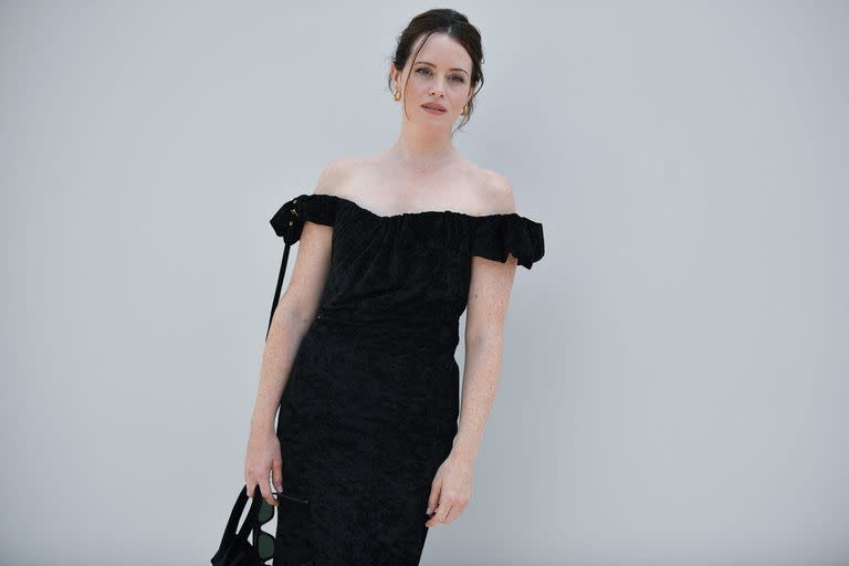 Otra de las que fue testigo de la nueva colección de Jacquemus fue la británica Claire Foy. A diferencia de Longoria, la actriz optó por un look total black que acompañó con gafas negras al tono 