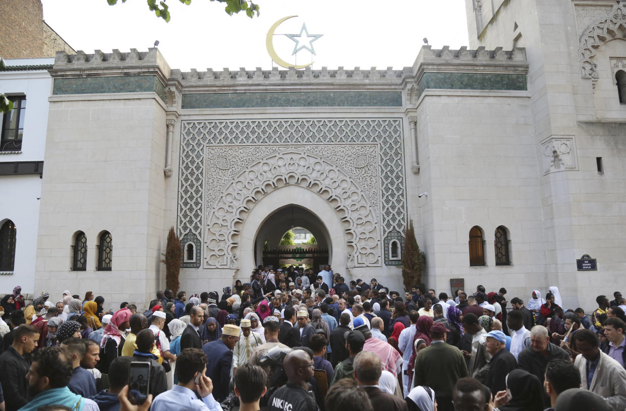 Fin du ramadan : l’Aid el-Fitr, une fête de l’entraide plus que nécessaire face à « l’explosion de la précarité » (Photo de musulmans devant la Grande Mosquée de Paris lors de l’Aïd el-Fitr 2018 )