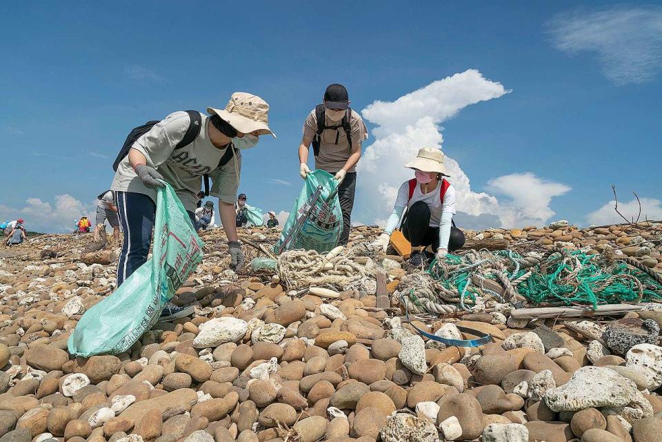 2022年6月26日，綠色和平與六個在地環保團體合作，於新北石門、桃園市大園區、新北野柳沿岸，以及苗栗苑裡岸邊進行淨灘，共計清出超過1噸垃圾與海洋廢棄物。