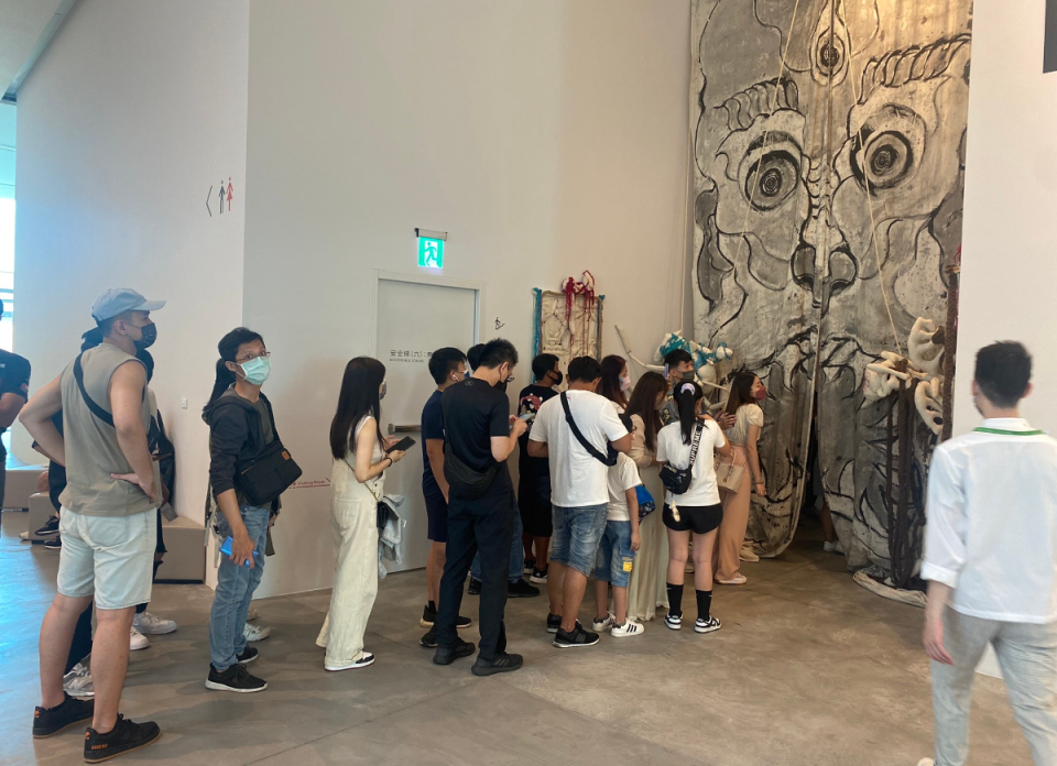 台南美術館《亞洲的地獄與幽魂》特展開展第二日，大批人潮衝著看「殭屍」而來。    圖：翻攝自台南市美術館臉書