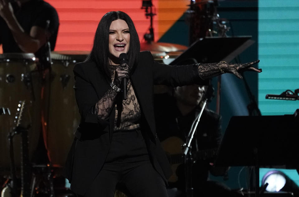 Laura Pausini canta "Sigue sin mi" en la gala en honor a Marco Antonio Solís, Persona del Año 2022 de la Academia Latina de la Grabación, en la Arena Mandalay Bay Michelob Ultra el 16 de noviembre de 2022 en Las Vegas. (Foto AP Photo/Chris Pizzello)