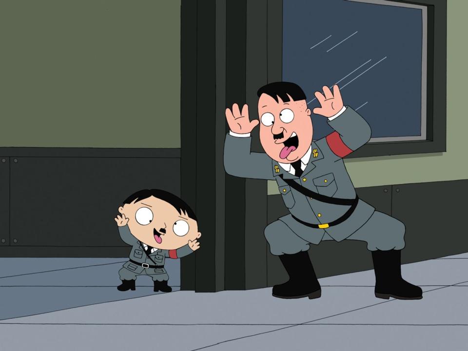 Auch in der populären US-Comedy "Family Guy" hat Hitler mehrfach einen Auftritt. Er hat sogar seine eigene Talkshow. Hier liefert er sich ein Grimassenduell mit Stewie. (Bild: Fox)