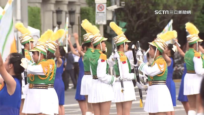 今年雙十國慶典禮表演還會有北一女樂儀旗隊表演高難度的拋槍、轉槍跟雙人槍法。