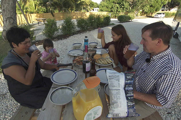 Brotzeit: Narumol, Josef und Familie beim Camping in Florida. (Bild: RTL)