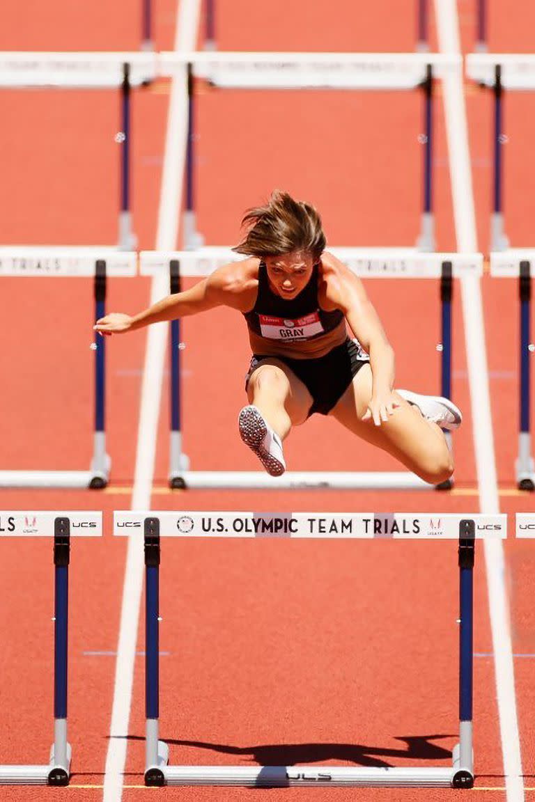 Jordan Gray compite en el Heptatlón de 100 metros con vallas para mujeres el día nueve de las pruebas del equipo de atletismo olímpico de EE. UU. 2020 en Hayward Field el 26 de junio de 2021 en Eugene, Oregon.  