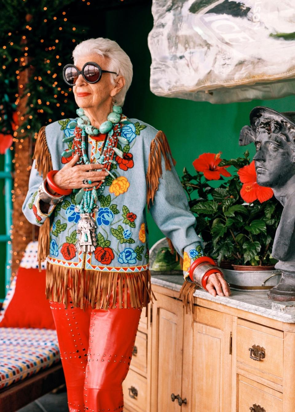 10 Dinge, die Sie noch nicht über Iris Apfel wussten