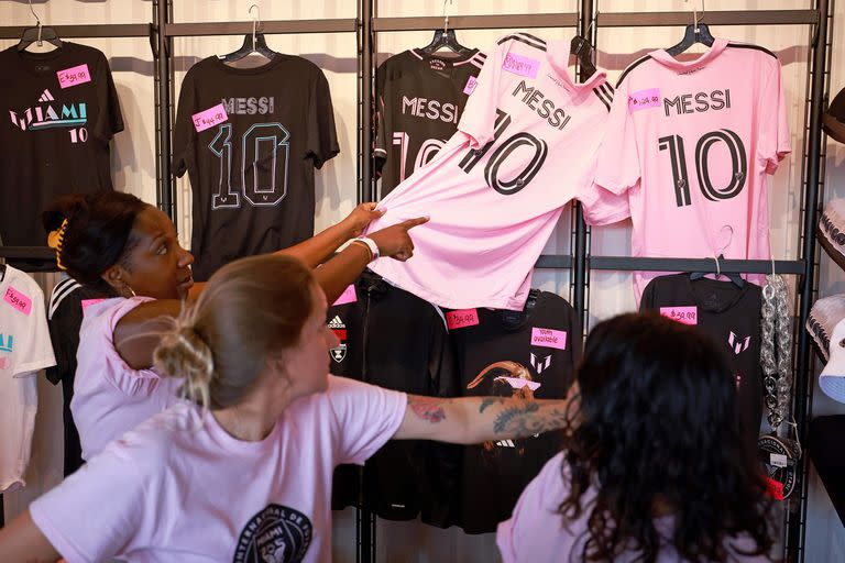 Las tiendas en los Estados Unidos se desbordaron a la hora de vender camisetas de Messi.   Hector Vivas/Getty Images/AFP (Photo by Hector Vivas / GETTY IMAGES NORTH AMERICA / Getty Images via AFP)