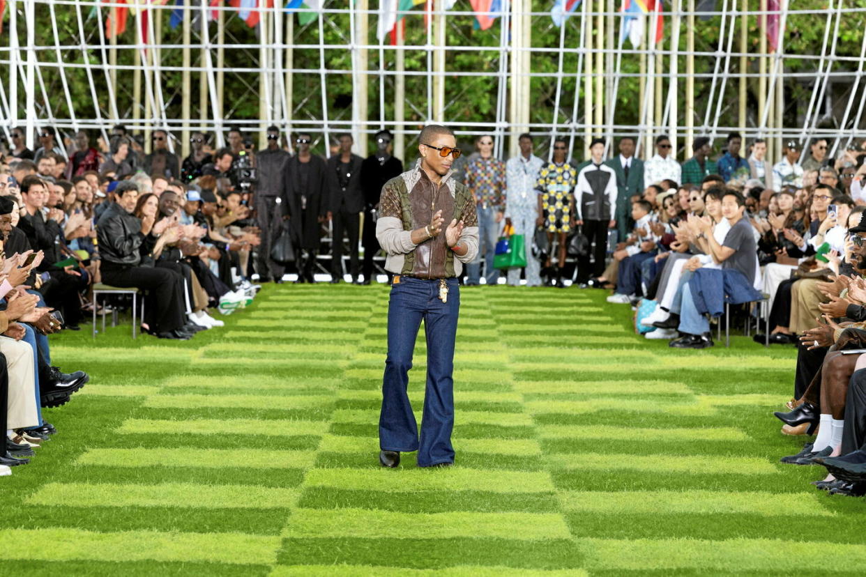 L'autre homme du 18 juin : Pharrell Williams salue à l'issue du show Vuitton du 18 juin 2024.  - Credit:DR