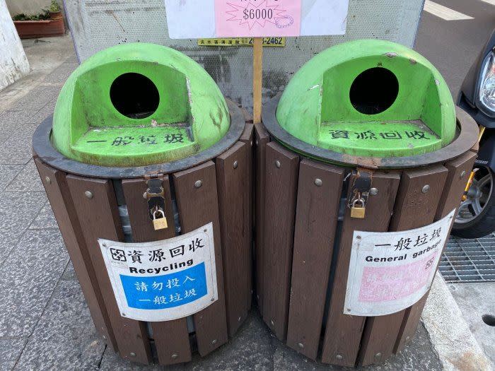 有網友在淡水老街丟垃圾時，被垃圾桶搞混了。（圖／翻攝自Dcard）
