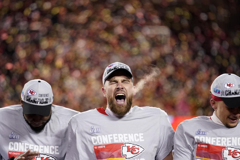 El tight end Travis Kelce de los Chiefs de Kansas City celebra tras la victoria ante los Bengals de Cincinnati en el campeonato de la AFC, el domingo 29 de enero de 2023, en Kansas City, Missouri.(AP Foto/Brynn Anderson)