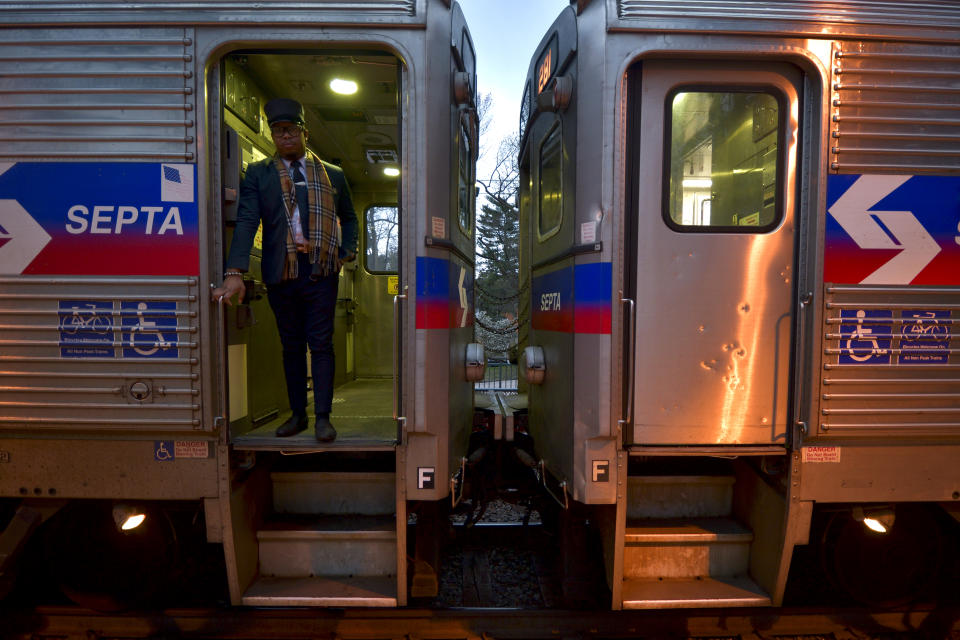 Vagones de un tren de la Autoridad de Transporte del Sureste de Pennsylvania (SEPTA) y su conductor, en foto de 2018. En 2021, a bordo de uno de esos trenes se cometió una violación que fue atestiguada por varios pasajeros sin que ninguno de ellos actuara para ayudar a la víctima.(Getty Images)