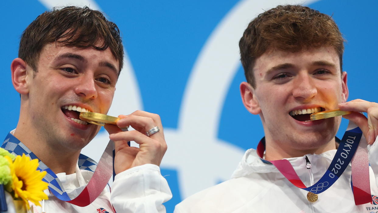 Tokyo 2020 Olympics - Diving - Men's 10m Platform Synchro - Medal Ceremony - Tokyo Aquatics Centre, Tokyo, Japan July 26, 2021. Thomas Daley of Britain and Matty Lee of Britain pose with the gold medal REUTERS/Kai Pfaffenbach