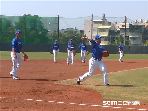 富邦悍將內野手蔣智賢春訓正常練球。（圖／記者蕭保祥攝影）