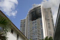 <p>Smoke billows from the upper floors of the Marco Polo apartment complex, Friday, July 14, 2017, in Honolulu, Hawaii. (Photo: Marco Garcia/AP) </p>